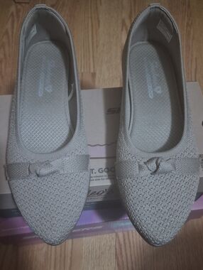 Skechers Women's Light Gray Knit Pointed-Toe Ballet Flats with Bow Accent